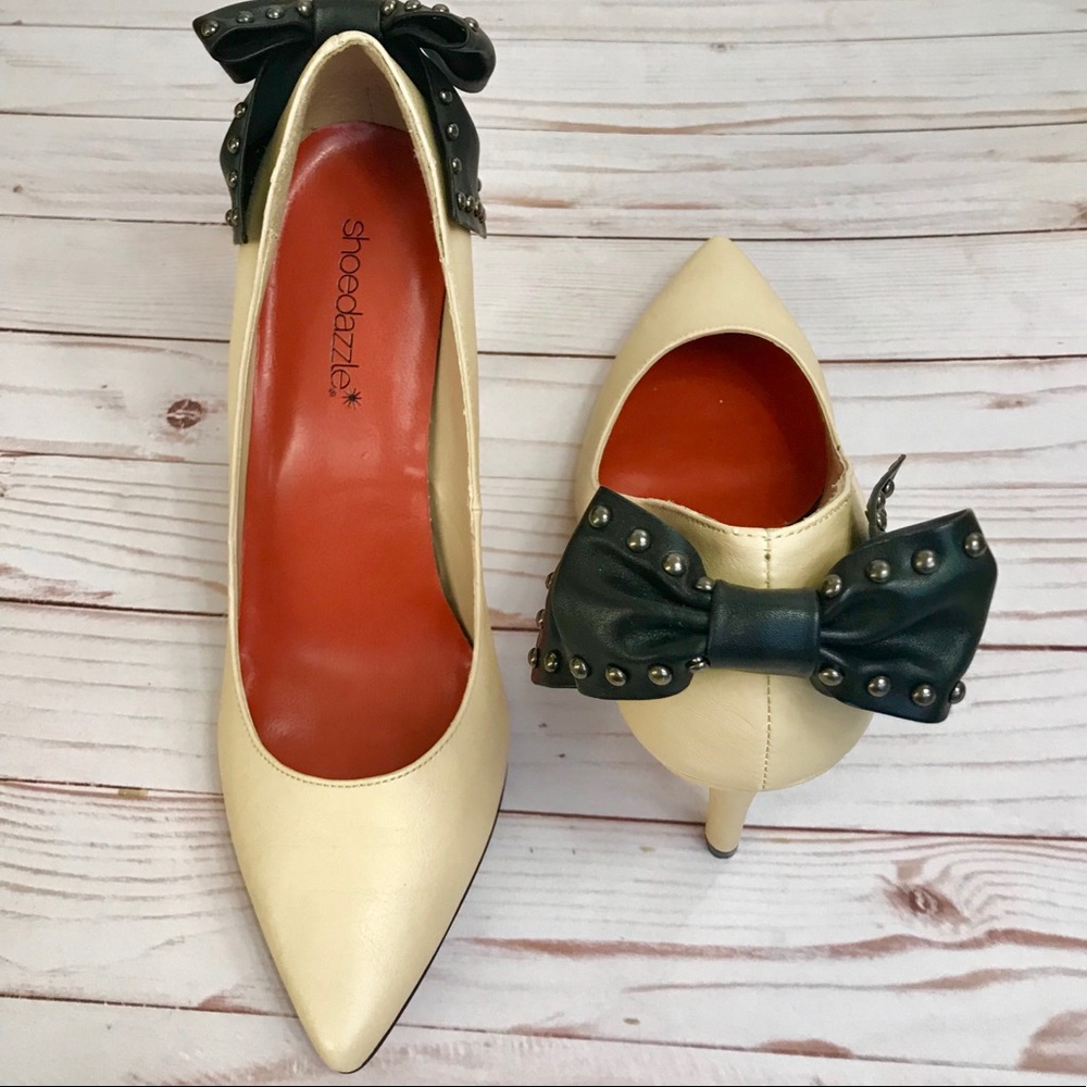 Shoe Dazzle Nude Black Bow Pointed Pointed Pumps